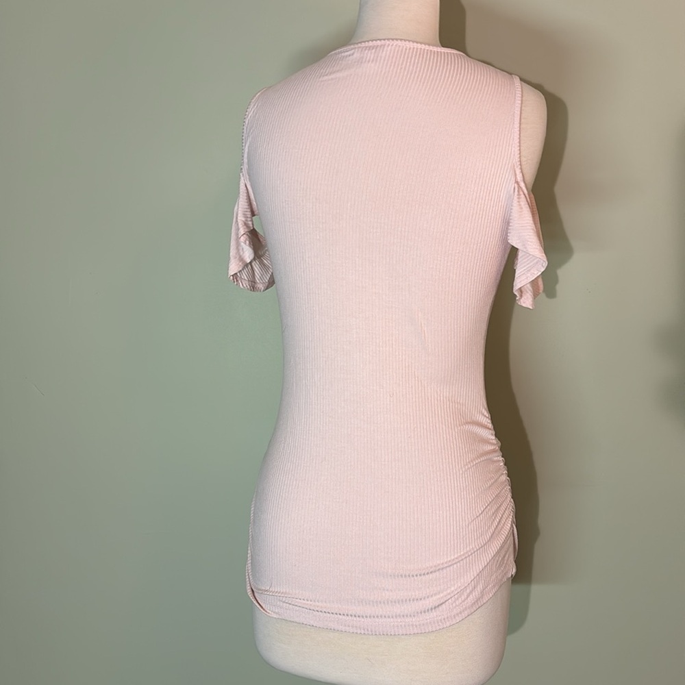 CANDIE’S light pink cold shoulder keyhole top with cinch sides in women’s XS - Picture 4 of 8
